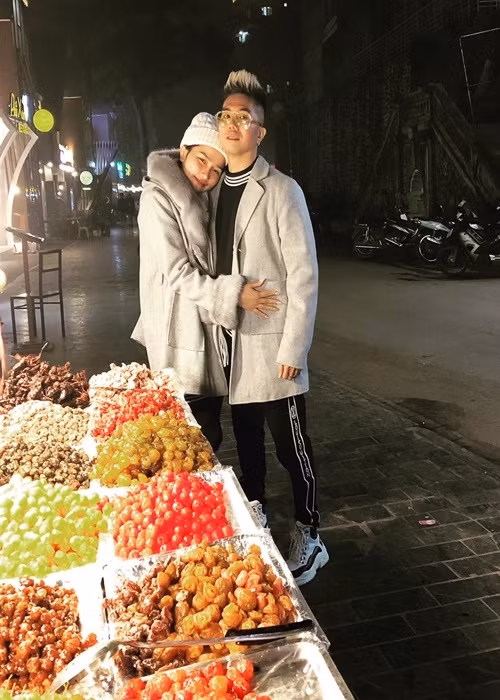 Khánh Đơn còn phụ vợ chăm sóc và chơi với con. “Tôi thường tự pha sữa, tắm rửa cho con. Hầu như ngày nào tôi cũng coi hoạt hình và chơi đồ hàng cùng con gái”, nam ca sĩ cho hay.