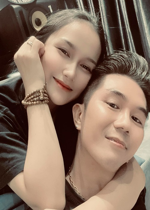 Trước xe tiền tỷ, Khánh Đơn từng tặng nhẫn 100 triệu cho Huỳnh Như vào ngày sinh nhật năm 2020. Theo Huỳnh Như, sinh nhật năm nào, Khánh Đơn cũng không tiếc tiền mua quà.