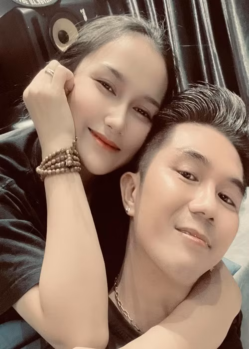 Trước xe tiền tỷ, Khánh Đơn từng tặng nhẫn 100 triệu cho Huỳnh Như vào ngày sinh nhật năm 2020. Theo Huỳnh Như, sinh nhật năm nào, Khánh Đơn cũng không tiếc tiền mua quà.