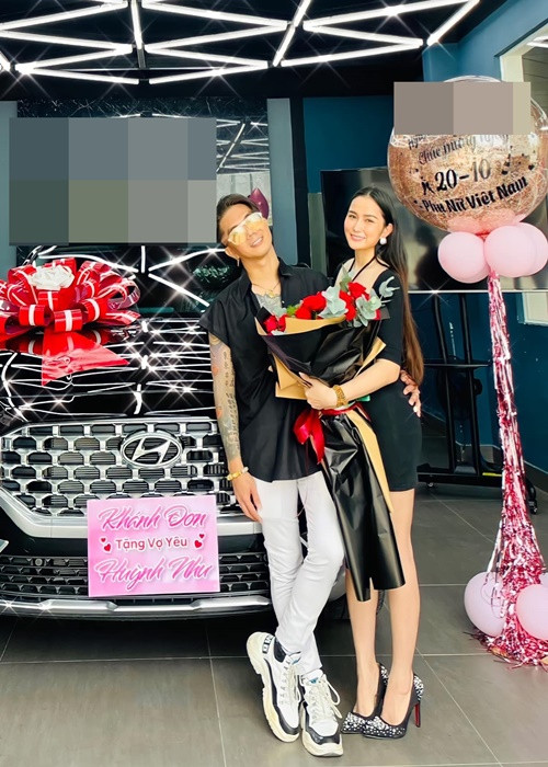 Huỳnh Như nhắn nhủ Khánh Đơn: “Cảm ơn chồng! Cảm ơn về tất cả! Hứa với lòng từ nay sẽ không nhớ về bất cứ chuyện buồn nào trong đời nữa. Không để chồng lo lắng và suy tư theo. Cảm ơn chồng đã cố gắng tất cả để bù đắp, yêu thương người vợ bé nhỏ này. Cảm ơn đã cho vợ một thanh xuân trải đầy hoa hồng trong đời. Vợ rất hạnh phúc”.