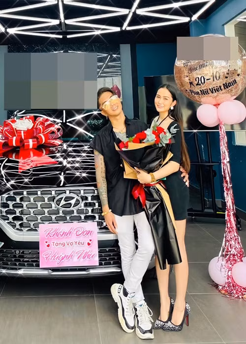 Huỳnh Như nhắn nhủ Khánh Đơn: “Cảm ơn chồng! Cảm ơn về tất cả! Hứa với lòng từ nay sẽ không nhớ về bất cứ chuyện buồn nào trong đời nữa. Không để chồng lo lắng và suy tư theo. Cảm ơn chồng đã cố gắng tất cả để bù đắp, yêu thương người vợ bé nhỏ này. Cảm ơn đã cho vợ một thanh xuân trải đầy hoa hồng trong đời. Vợ rất hạnh phúc”.