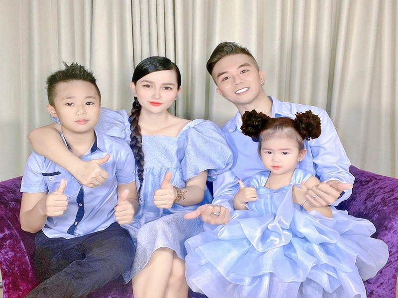 Giống Khánh Đơn, Huỳnh Như cũng vun đắp tình cảm gia đình. Cô luôn đặt chồng ở một vị trí rất quan trọng để lựa lời ăn tiếng nói và chăm sóc con riêng của chồng chu đáo.