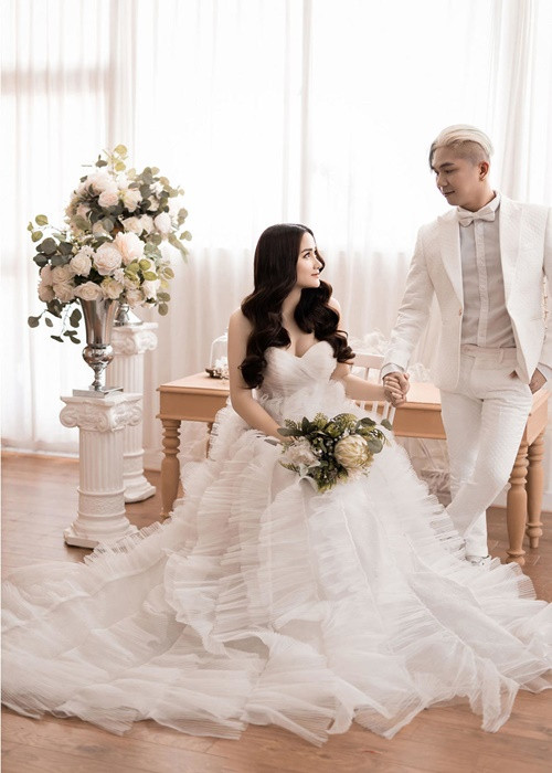 Về giá của 3 chiếc váy, bà xã của Khánh Đơn cho biết: “Phong cách những chiếc váy cưới của mình trong trẻo, đều là những mẫu thiết kế hiện đại nhất, cô dâu mang vào sẽ không bị đứng tuổi, còn giá cả thì cho phép mình giấu cho riêng mình, mình biết là giá cũng khá đắt đỏ là được rồi".