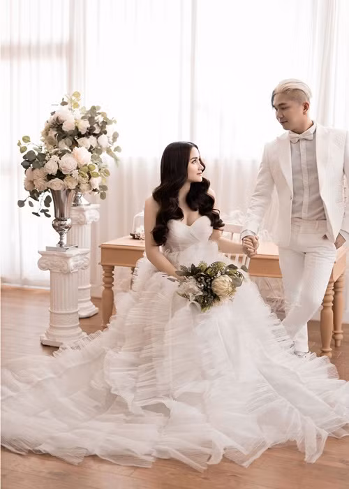 Về giá của 3 chiếc váy, bà xã của Khánh Đơn cho biết: “Phong cách những chiếc váy cưới của mình trong trẻo, đều là những mẫu thiết kế hiện đại nhất, cô dâu mang vào sẽ không bị đứng tuổi, còn giá cả thì cho phép mình giấu cho riêng mình, mình biết là giá cũng khá đắt đỏ là được rồi".