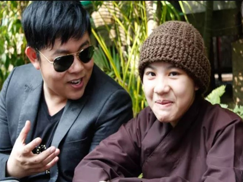 Hồi năm 2015, Quang Lê thông báo nhận Huyền Trân làm con nuôi. "Tôi nghĩ mình phải có trách nhiệm lo cho Huyền Trân như với Phương Mỹ Chi. Tôi không dám hứa hẹn một điều gì nhưng sẽ làm hết sức để em có một tương lai tươi sáng, để em có những điều xứng đáng với giọng hát đẹp đẽ của mình", Quang Lê chia sẻ. Ảnh: Dân Việt