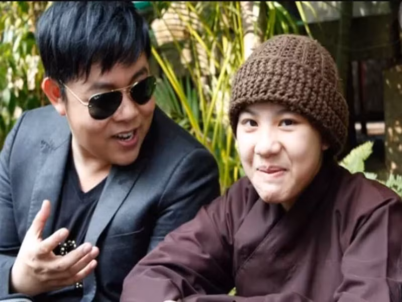 Hồi năm 2015, Quang Lê thông báo nhận Huyền Trân làm con nuôi. "Tôi nghĩ mình phải có trách nhiệm lo cho Huyền Trân như với Phương Mỹ Chi. Tôi không dám hứa hẹn một điều gì nhưng sẽ làm hết sức để em có một tương lai tươi sáng, để em có những điều xứng đáng với giọng hát đẹp đẽ của mình", Quang Lê chia sẻ. Ảnh: Dân Việt