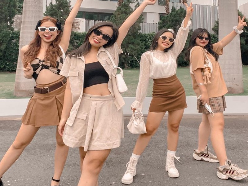 Con nuôi của Quang Lê bận rộn đi hát nhưng vẫn học giỏi. Năm nay, cô đỗ tốt nghiệp THPT với điểm xét 8,51/10. Ảnh: FB Phương Mỹ Chi