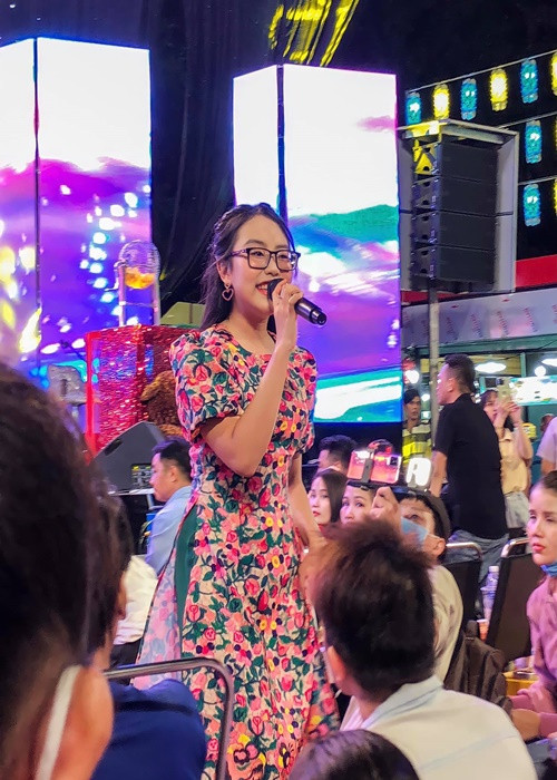 Phương Mỹ Chi giữ được độ hot trong suốt những năm qua. Nữ ca sĩ thường xuyên đi hát, lưu diễn, tung sản phẩm âm nhạc. Ảnh: FB Phương Mỹ Chi