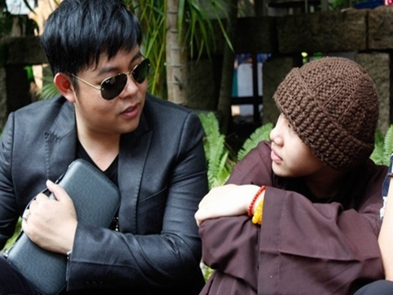 Phía Quang Lê trả lời Lao động, họ hoàn toàn không biết trước đó Huyền Trân đến từ Tịnh thất Bồng Lai. Theo phía nam ca sĩ, mới đầu gặp Huyền Trân, Quang Lê muốn nhận bé về công ty định hướng và chăm lo chứ không phải nhận làm con nuôi hẳn. Sau khi hai bên dừng hợp tác, ê-kíp của Quang Lê và nam ca sĩ đã không còn liên lạc với Huyền Trân. Ảnh: Dân Việt