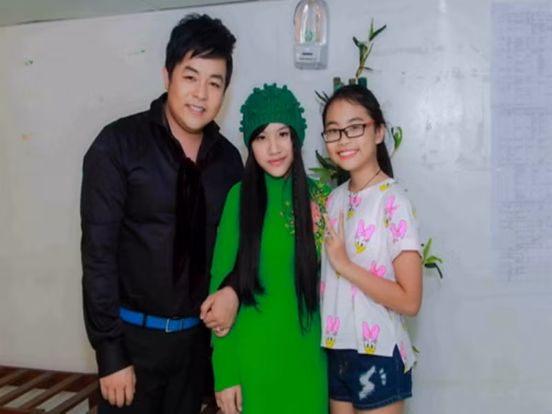 Năm 2016, Huyền Trân tiết lộ, mối quan hệ giữa cô và Quang Lê gặp trắc trở. “Chú Lê bắt em đội tóc giả, ra ngoài sống tự lập và thậm chí là nuôi tóc thật. Em không đồng ý điều đó nên hai chú cháu có chút mâu thuẫn do cả hai chưa cùng quan điểm với nhau”, Huyền Trân chia sẻ trên Dân Việt. Ảnh: Khám phá