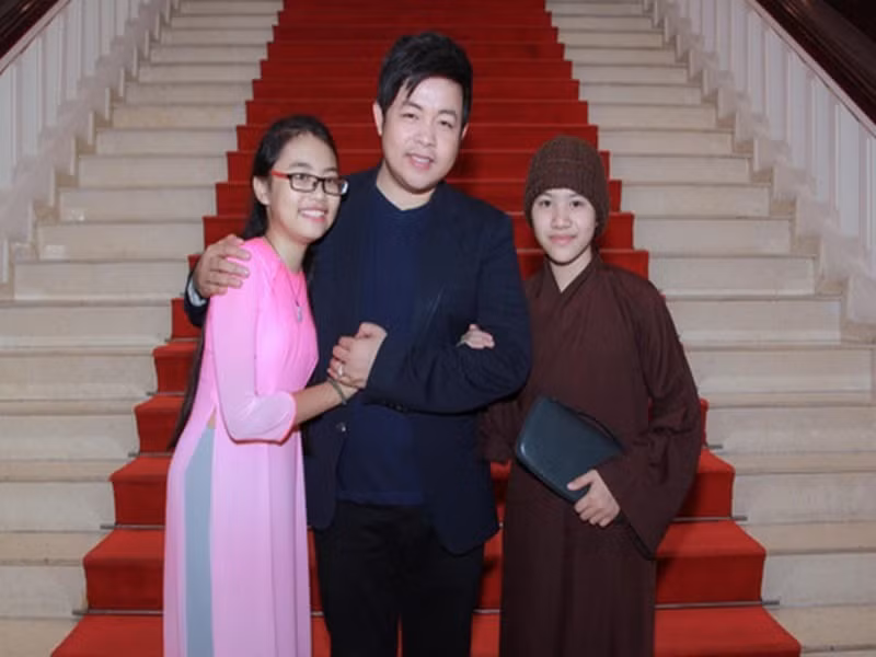 Trong khi Huyền Trân sớm chấm dứt hợp tác với Quang Lê, Phương Mỹ Chi gắn bó với ê-kíp của cha nuôi trong 6 năm. Sau khi dừng hợp tác, Phương Mỹ Chi vẫn giữ mối quan hệ tốt đẹp với Quang Lê. Ảnh: Lao động