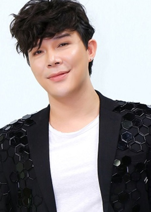 Trong khi đó, Nathan Lee chia sẻ về việc cộng sự muốn mời Hồ Văn Cường đầu quân cho một công ty giải trí lớn. Ảnh: Dân Việt