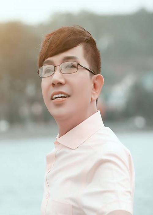 Mới đây, Long Nhật tỏ ra rất bức xúc trước tin đồn gửi tin nhắn cho nghệ sĩ lập group tẩy chay Hồ Văn Cường. Anh nói: "Có 1 người tự nhận là ca sĩ muốn được chú ý nên đã bịa đặt, vu khống cho Long Nhật kêu gọi nhiều nghệ sĩ lập group tẩy chay Hồ Văn Cường, trong khi tôi đang rất cố gắng kết nối Hồ Văn Cường cho các đại gia, tỷ phú muốn giúp con trai có chỗ ở mới để tiếp tục học đại học và tiếp tục sự nghiệp ca hát". Mới nhất, Long Nhật cho hay: "1 đêm thức trắng ê-kíp của tôi đã tìm ra kẻ đứng sau dùng tiền sai cô ca sĩ vô danh bịa đặt, tung tin đồn nhằm hạ uy tín Long Nhật". Ảnh: FB Long Nhật