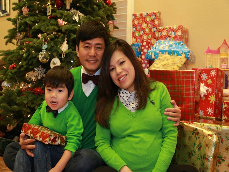 Trương Minh Cường khoe gia đình luôn yên ấm nhờ vào tài tháo vát, tấm lòng chân thật, bao dung của bà xã. Ngoài ra, nam diễn viên thoải mái sánh đôi bên vợ trước đám đông. Ảnh: FB Trương Minh Cường