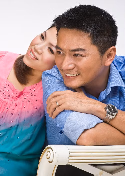 Cách đây 2 năm, rộ tin đồn Trương Minh Cường ly hôn. Tuy nhiên, nam diễn viên phủ nhận. “Cả hai vợ chồng vẫn đang sống hạnh phúc và giấy tờ đăng ký kết hôn vẫn còn nguyên vẹn", Trương Minh Cường chia sẻ trên Vietnamnet. Ảnh: FB Trương Minh Cường