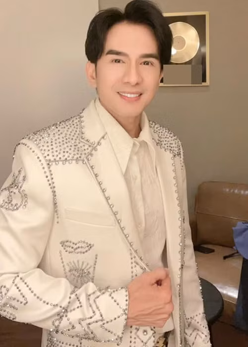 Đan Trường cũng xác nhận hôn nhân tan vỡ trong năm 2021. Nam ca sĩ chia tay doanh nhân Thủy Tiên. Con trai của Đan Trường sống cùng vợ cũ của nam ca sĩ.