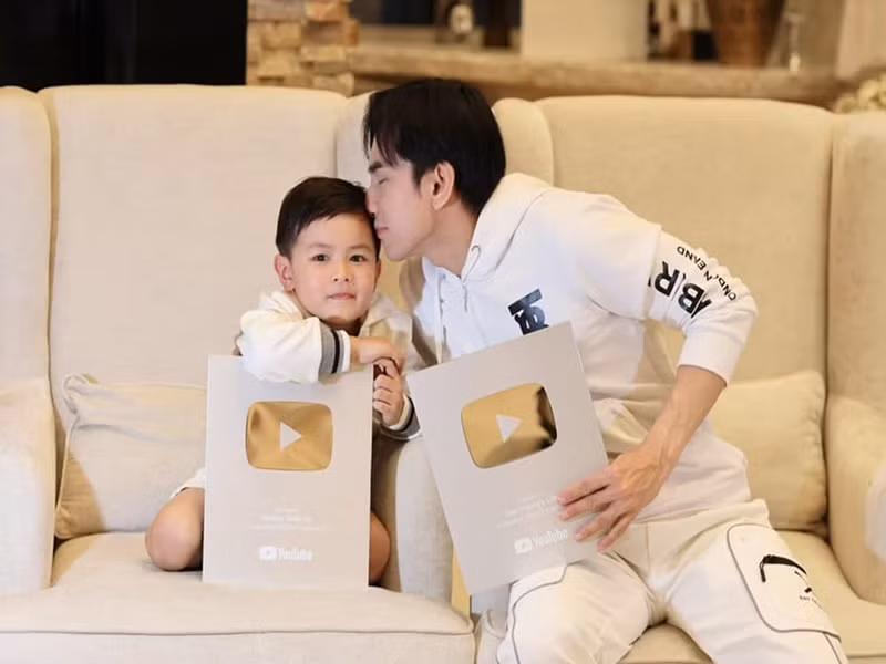 Khi chưa ly hôn, Đan Trường thường xuyên vắng nhà vì công việc ở Việt Nam. Từ tháng 6/2021 đến nay, nam ca sĩ vẫn ở Mỹ ca hát và cùng vợ cũ chăm lo cho con trai.