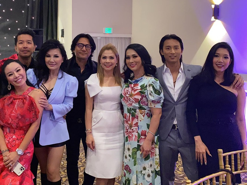 Trương Minh Cường thường xuyên gặp gỡ bạn bè, các đồng nghiệp ở Mỹ. Nam diễn viên tiết lộ, tháng 12 tới đây, ông hoàng quảng cáo một thời sẽ có một bất ngờ dành cho những người yêu quý anh.