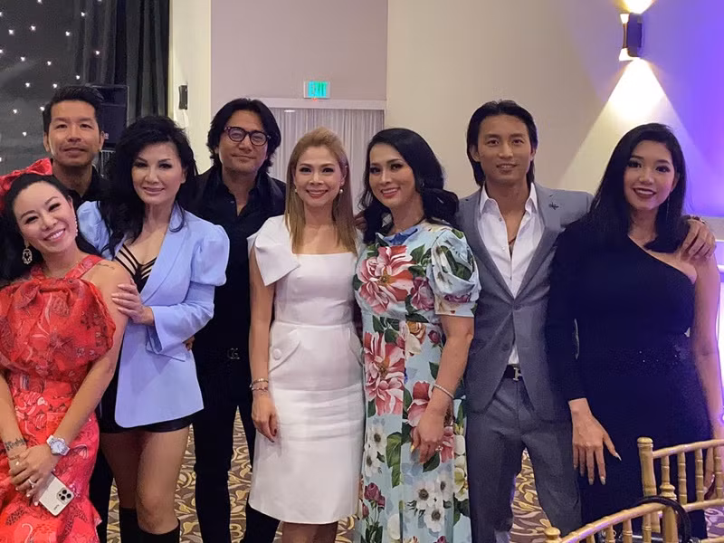 Trương Minh Cường thường xuyên gặp gỡ bạn bè, các đồng nghiệp ở Mỹ. Nam diễn viên tiết lộ, tháng 12 tới đây, ông hoàng quảng cáo một thời sẽ có một bất ngờ dành cho những người yêu quý anh.