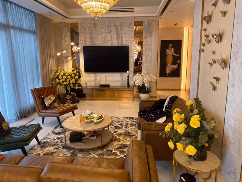 Thu Hoài là một hoa hậu. Cô đoạt giải Hoa hậu Phu nhân người Việt Toàn cầu năm 2012 tại Mỹ. Danh hiệu này giúp việc kinh doanh của Thu Hoài thuận lợi hơn, đặc biệt có những mối quan hệ với giới nghệ sĩ. Trong 1 talkshow, Thu Hoài cho biết, cô là CEO của một chuỗi thẩm mỹ viện với 3 chi nhánh, quản lý gần 150 nhân viên, mỗi tháng doanh thu trên dưới 10 tỷ đồng. Nhờ tài kinh doanh, cô sở hữu khối tài sản khủng. Một nguồn tin tiết lộ cô sở hữu đến ba căn nhà, hai xế hộp gồm một chiếc Limousine với nội thất sang trọng và chiếc Audi giá 4 tỷ đồng. Ảnh: Dân Việt Ảnh: Dân Việt