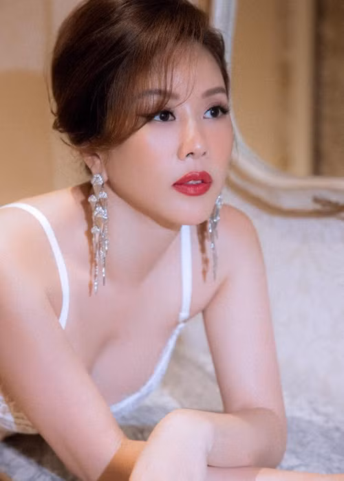 Khi chưa yêu và kết hôn với doanh nhân Trí Tống, Thu Hoài được rất nhiều đàn ông giàu có theo đuổi nhưng không đi đến đâu. Ảnh: FB Thu Hoài