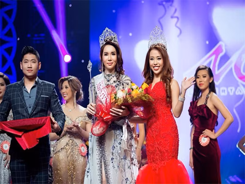 Cô từng đăng quang cuộc thi nhan sắc bị đánh giá ao làng mang tên Miss Vietnam Continents 2018 (Hoa hậu Thế giới người Việt) tại Mỹ. Ảnh: Phụ nữ cuộc sống