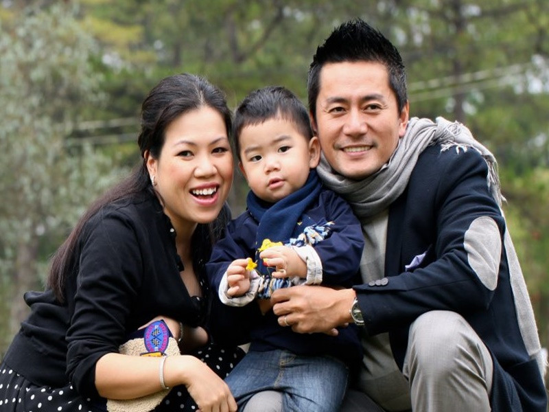 Trương Minh Cường từng đối mặt với những lời gièm pha khi lấy vợ có tiềm lực kinh tế nhưng diện mạo không thuộc hàng mỹ nhân. Để bảo vệ vợ, nam diễn viên công khai khen nửa kia tốt tính, có lòng từ bi, thánh thiện. Ảnh: FB Trương Minh Cường