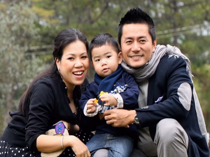 Trương Minh Cường từng đối mặt với những lời gièm pha khi lấy vợ có tiềm lực kinh tế nhưng diện mạo không thuộc hàng mỹ nhân. Để bảo vệ vợ, nam diễn viên công khai khen nửa kia tốt tính, có lòng từ bi, thánh thiện. Ảnh: FB Trương Minh Cường