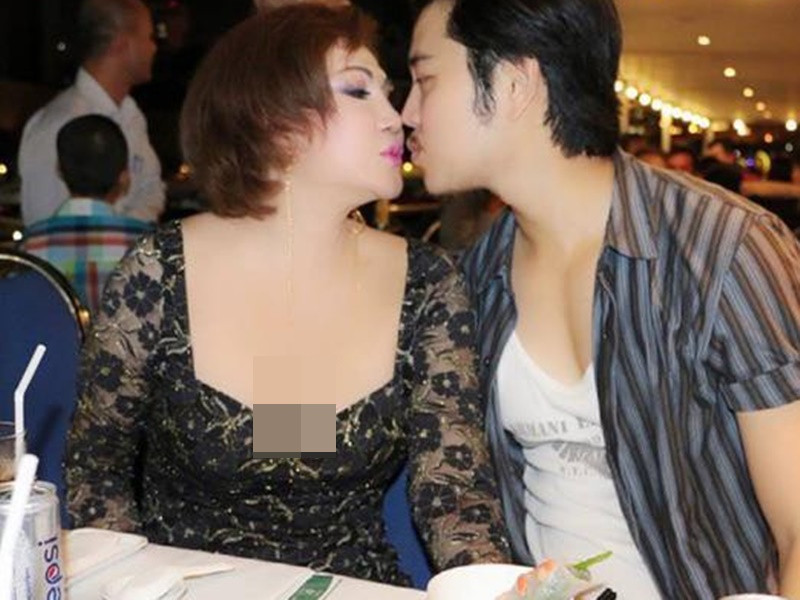 Giống Quách Ngọc Ngoan, Vũ Hoàng Việt cũng yêu nữ đại gia. Nam người mẫu này công khai hẹn hò Yvonne Thúy Hoàng - nữ doanh nhân hơn anh đến 32 tuổi vào năm 2012. Ảnh: Tiền Phong