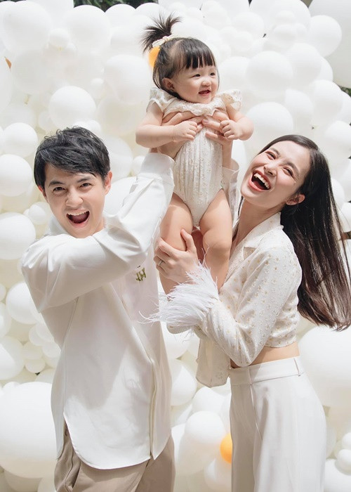 Bé Winnie tròn 1 tuổi vào ngày 26/10. Vợ chồng Đông Nhi - Ông Cao Thắng tổ chức 2 bữa tiệc sinh nhật cho con gái.