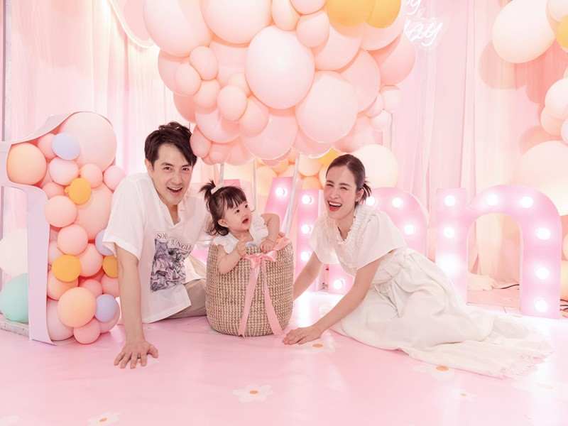 Đông Nhi - Ông Cao Thắng vui đùa cùng cô con gái cưng.