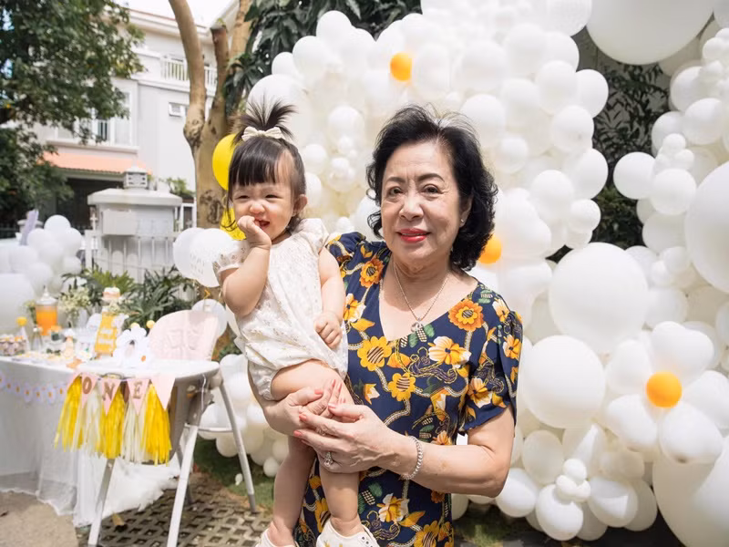 Bé Winnie tươi cười bên bà nội.