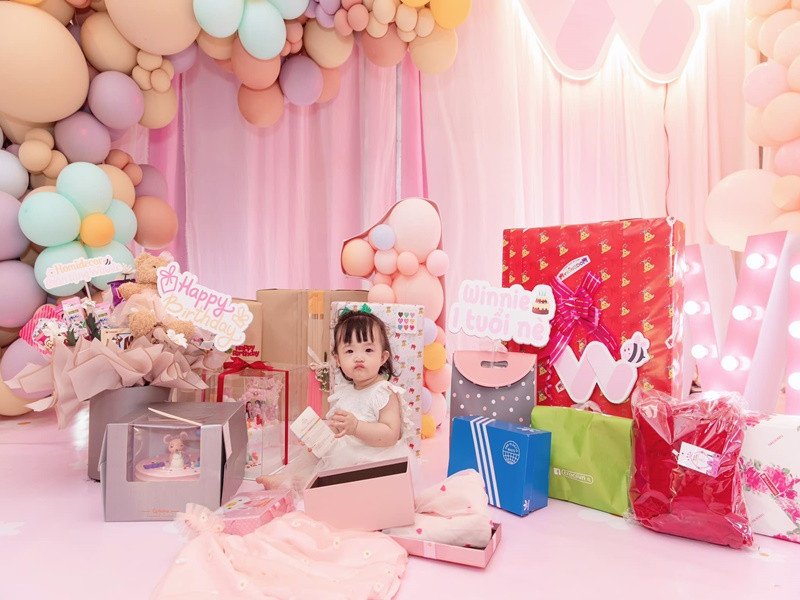 Cô nhóc nhận được nhiều quà cùng lời chúc mừng khi tròn 1 tuổi.