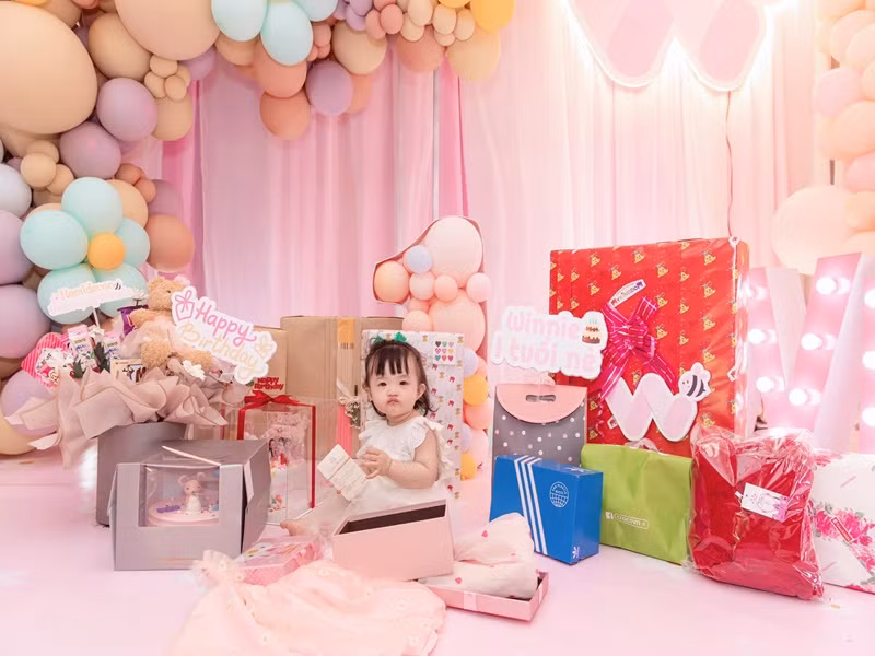 Cô nhóc nhận được nhiều quà cùng lời chúc mừng khi tròn 1 tuổi.