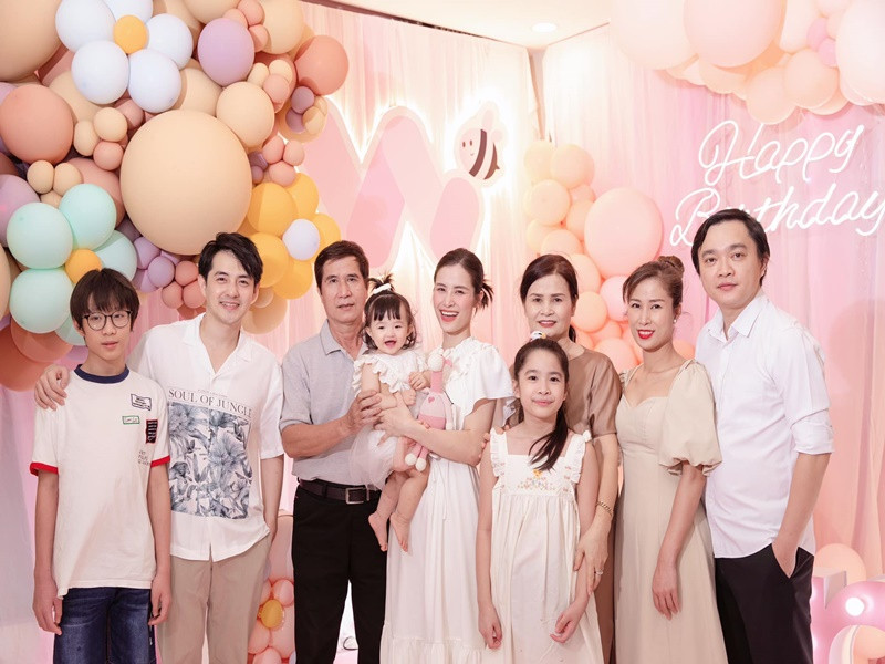 Nữ ca sĩ còn viết: “Con cảm ơn những món quà xinh xắn cùng vô vàn lời chúc từ các cô chú, trộm vía con sẽ mau ăn chóng lớn để kể chuyện líu lo cho cô chú nghe”.