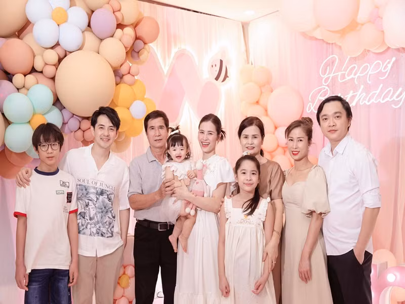 Nữ ca sĩ còn viết: “Con cảm ơn những món quà xinh xắn cùng vô vàn lời chúc từ các cô chú, trộm vía con sẽ mau ăn chóng lớn để kể chuyện líu lo cho cô chú nghe”.