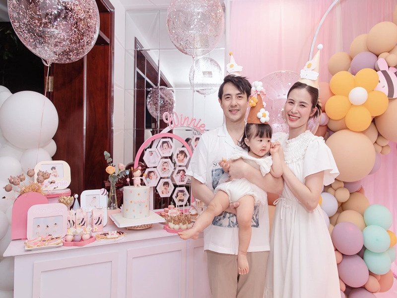 Đông Nhi khoe loạt ảnh tiệc sinh nhật của con gái.