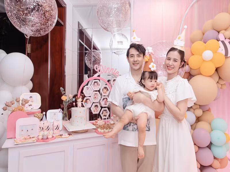 Đông Nhi khoe loạt ảnh tiệc sinh nhật của con gái.