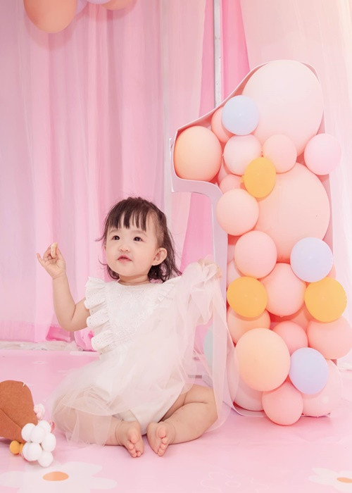 Bé Winnie xinh xắn như công chúa đón sinh nhật.