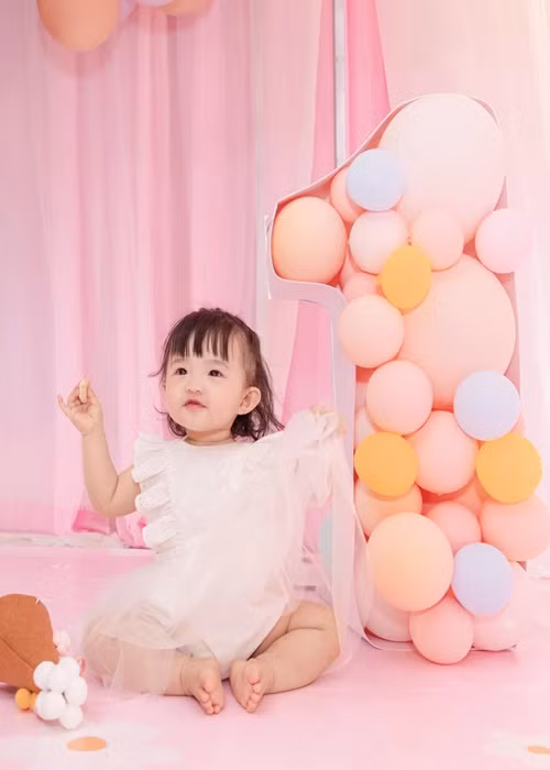 Bé Winnie xinh xắn như công chúa đón sinh nhật.