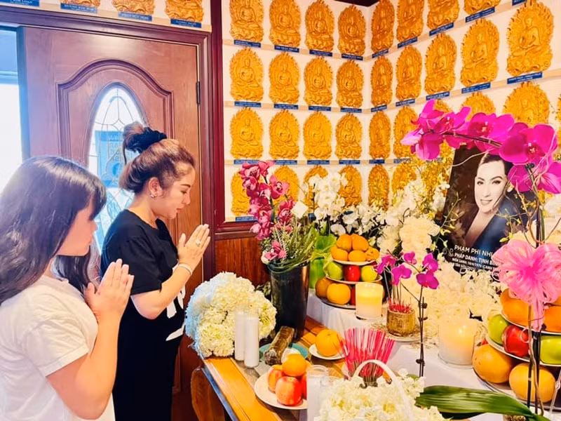 Trước đó, Thúy Nga cùng con gái và ca sĩ Leon Vũ đến viếng Phi Nhung.