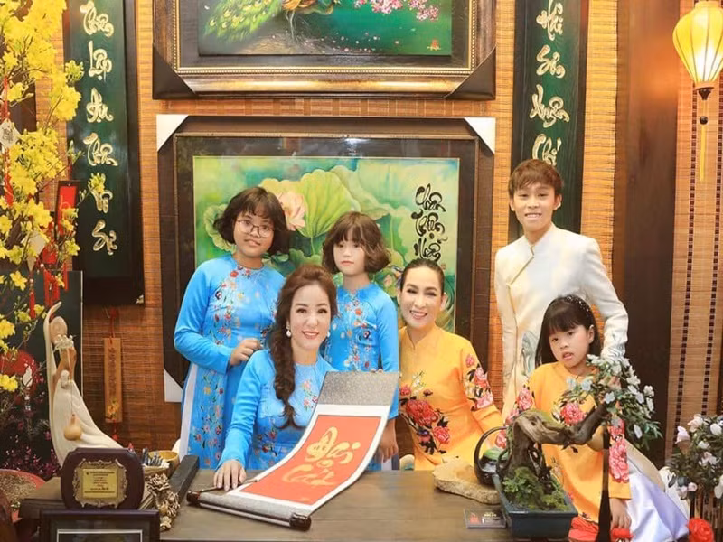 Thúy Nga chia sẻ một số bức ảnh cũ bên Phi Nhung. Trong ảnh, Thúy Nga và Phi Nhung tình cờ gặp nhau khi đưa các con đi chụp ảnh áo dài.