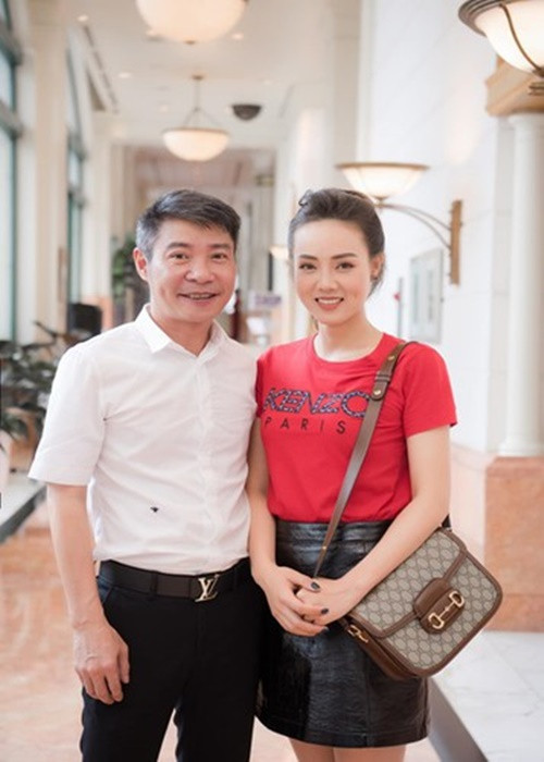 Ngọc Hà chăm sóc chồng suốt thời gian qua. Cô thương và xót xa khi thấy tâm tư trĩu nặng của chồng. “Khi ốm, có ai là không suy nghĩ khi công việc, vai diễn đến ngày bấm máy phải dừng lại… Anh Lý rất nhớ sân khấu, nhớ khán giả, nhớ trường quay… Nhưng em hiểu là anh đang cố nén lại, cố gắng ăn uống, luyện tập để có sức khỏe tốt nhất cho ngày trở lại”, Ngọc Hà nói. Ảnh: FB Ngọc Hà