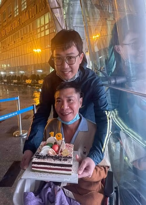 Bạn bè, đồng nghiệp không chỉ hỏi thăm, động viên mà còn đến thăm nghệ sĩ Công Lý ở bệnh viện. Ảnh: FB Minh Tít