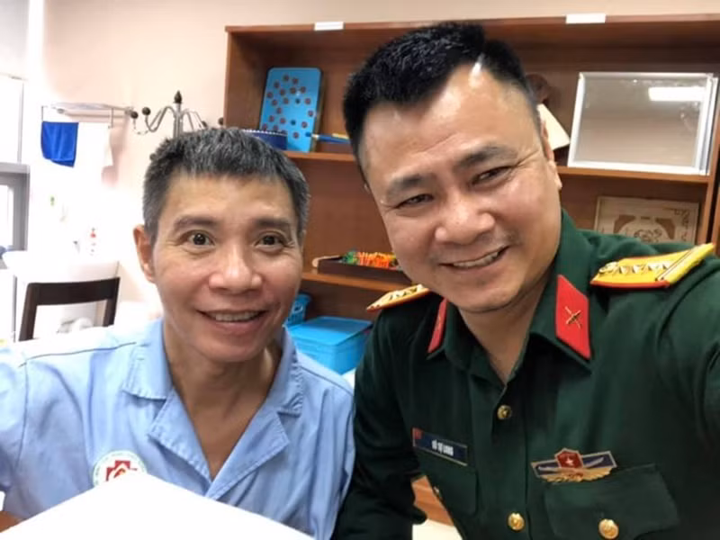 Nghệ sĩ Tự Long cũng đến thăm Công Lý tại bệnh viện. “Chúc NSND Công Lý có nhiều sức khỏe và nghị lực để nhanh trở về với sân khấu", Tự Long chia sẻ. Ảnh: FB Tự Long