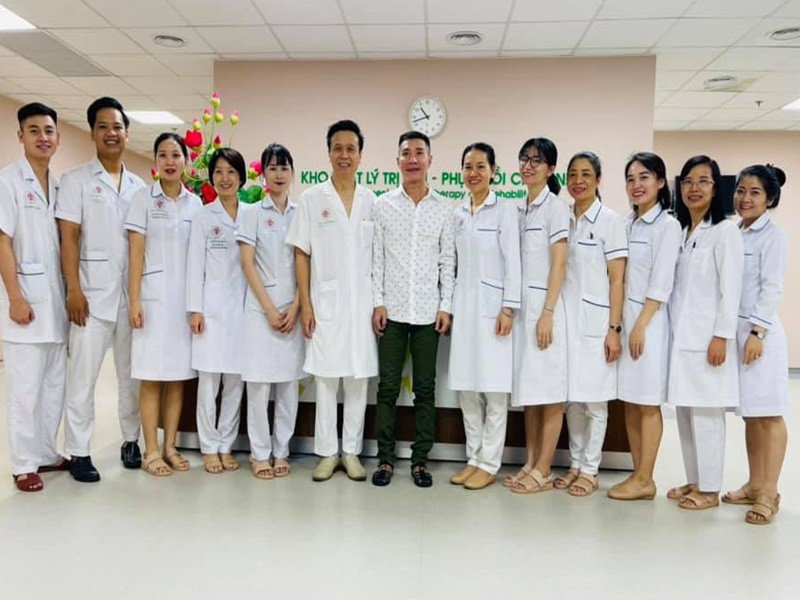 Ngọc Hà khẳng định, nghệ sĩ Công Lý chưa từng nằm viện suốt thời gian dài như nhiều người nghĩ. “Anh Lý đã về nhà nghỉ ngơi, sau đó quay trở lại viện thời gian ngắn để bác sĩ thăm khám, điều trị giúp cho anh Lý có sức khỏe ổn định và tốt hơn”, bà xã của Công Lý cho hay. Theo Ngọc Hà, thời gian qua, có quá nhiều lời đồn thổi ác ý đi kèm, bình phẩm, thậm chí là có người còn không tin nổi khi Công Lý khỏe mạnh. Ảnh: FB Ngọc Hà