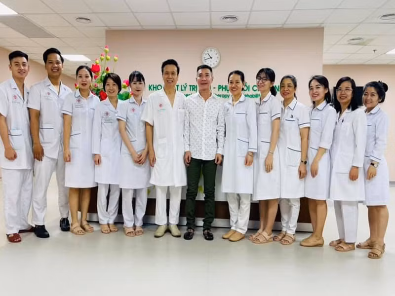 Ngọc Hà khẳng định, nghệ sĩ Công Lý chưa từng nằm viện suốt thời gian dài như nhiều người nghĩ. “Anh Lý đã về nhà nghỉ ngơi, sau đó quay trở lại viện thời gian ngắn để bác sĩ thăm khám, điều trị giúp cho anh Lý có sức khỏe ổn định và tốt hơn”, bà xã của Công Lý cho hay. Theo Ngọc Hà, thời gian qua, có quá nhiều lời đồn thổi ác ý đi kèm, bình phẩm, thậm chí là có người còn không tin nổi khi Công Lý khỏe mạnh. Ảnh: FB Ngọc Hà