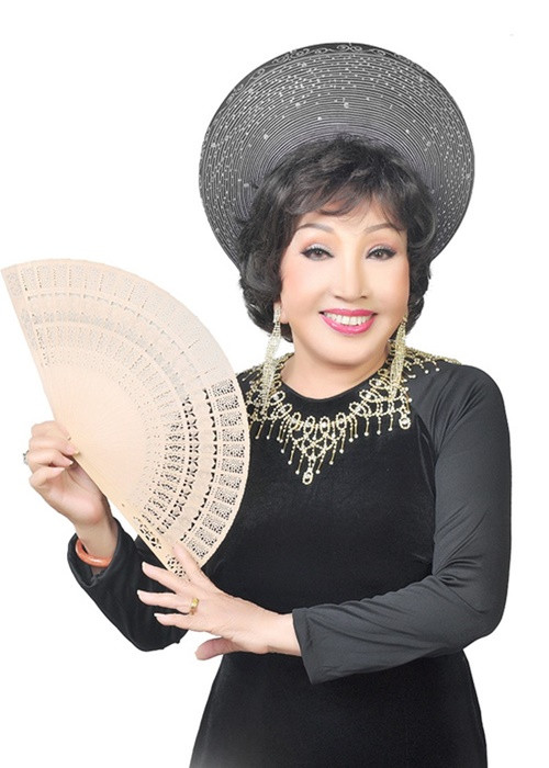 Nghệ sĩ Hồng Nga khóc cạn nước mắt vì lạc mất hai con nhưng vẫn phải cố gắng diễn để nuôi ba người con còn lại. Nhiều năm trôi qua, trong một buổi lưu diễn tại Thụy Sĩ, bà kể lại chuyện lạc mất con. May mắn, nữ nghệ sĩ tìm lại được 2 con. Ảnh: PLO