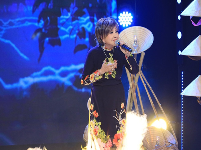 Năm 2008, trên Vnexpress, nghệ sĩ Hồng Nga kể chuyện thất lạc con 18 năm. Bà chia sẻ, vì quá vất vả nên gửi hai con gái đầu còn rất nhỏ cho một người bạn trông nom. Năm 1980, người bạn này qua Thụy Sĩ mang theo con của nữ nghệ sĩ nhưng lại để lạc mất cả hai. Ảnh: VTV