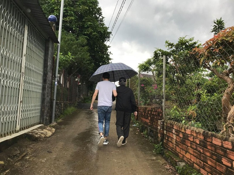 Sau tang lễ, trên trang cá nhân, Dương Triệu Vũ đăng tải hình ảnh bên người bố quá cố kèm dòng trạng thái đầy xúc động. Em trai Hoài Linh tâm sự, trong ngày trước khi bố anh qua đời, anh được nói lời yêu thương với ông, chăm sóc ông mỗi ngày. Dương Triệu Vũ sẽ thay bố lo cho mẹ chu toàn. Ảnh: FB Dương Triệu Vũ